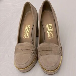 Salvatore Ferragamo Suede Pumps color Neutrals